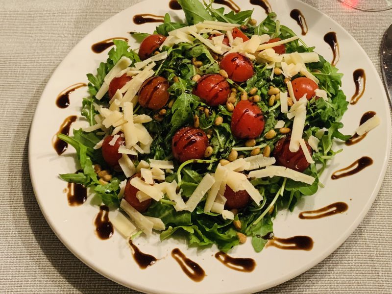 Rucola salade met cherry tomaatjes en parmezaanse kaas